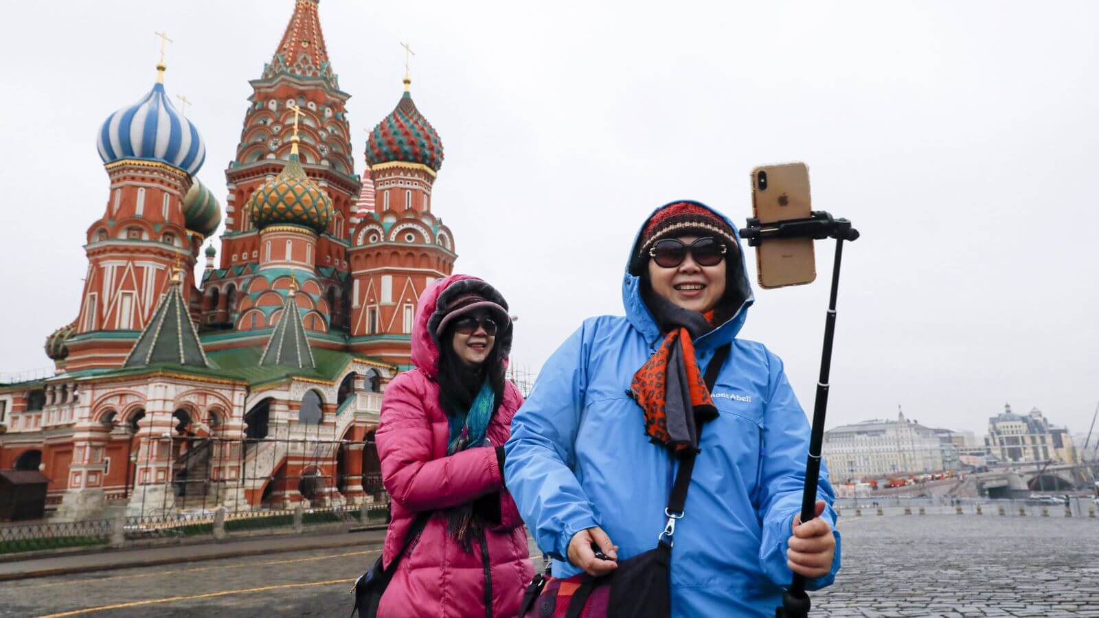 Группа зарубежных туристов своими глазами хочет. Туристы в России. Китайские туристы. Экскурсия для иностранцев. Иностранные туристы.