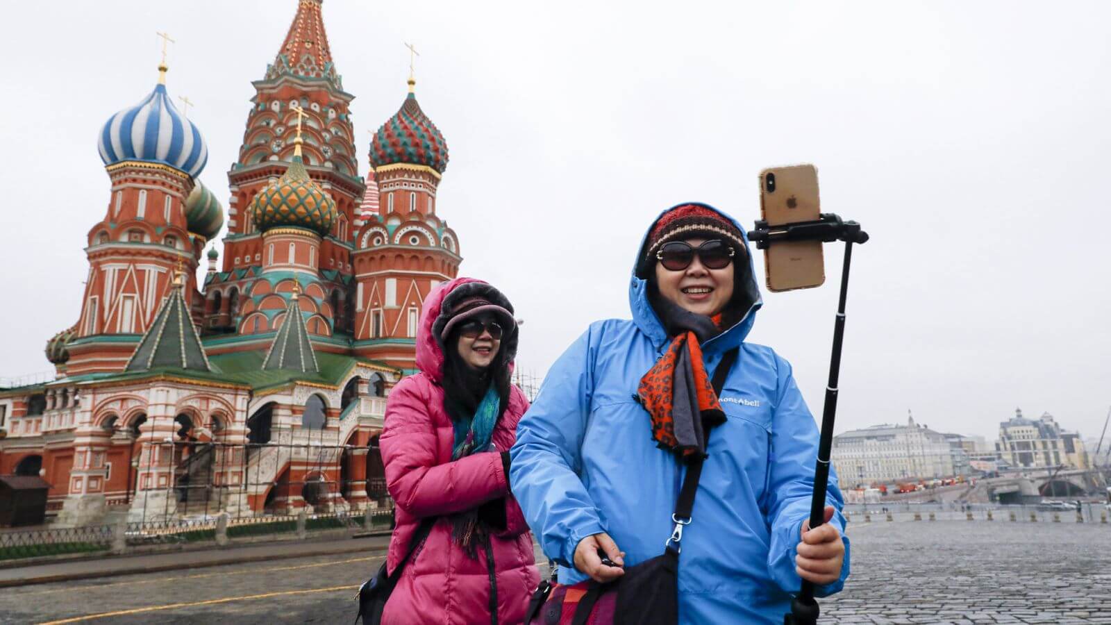 Почему стоит посетить россию. Туристы в России. Китайские туристы. Иностранные туристы. Экскурсия для иностранцев.