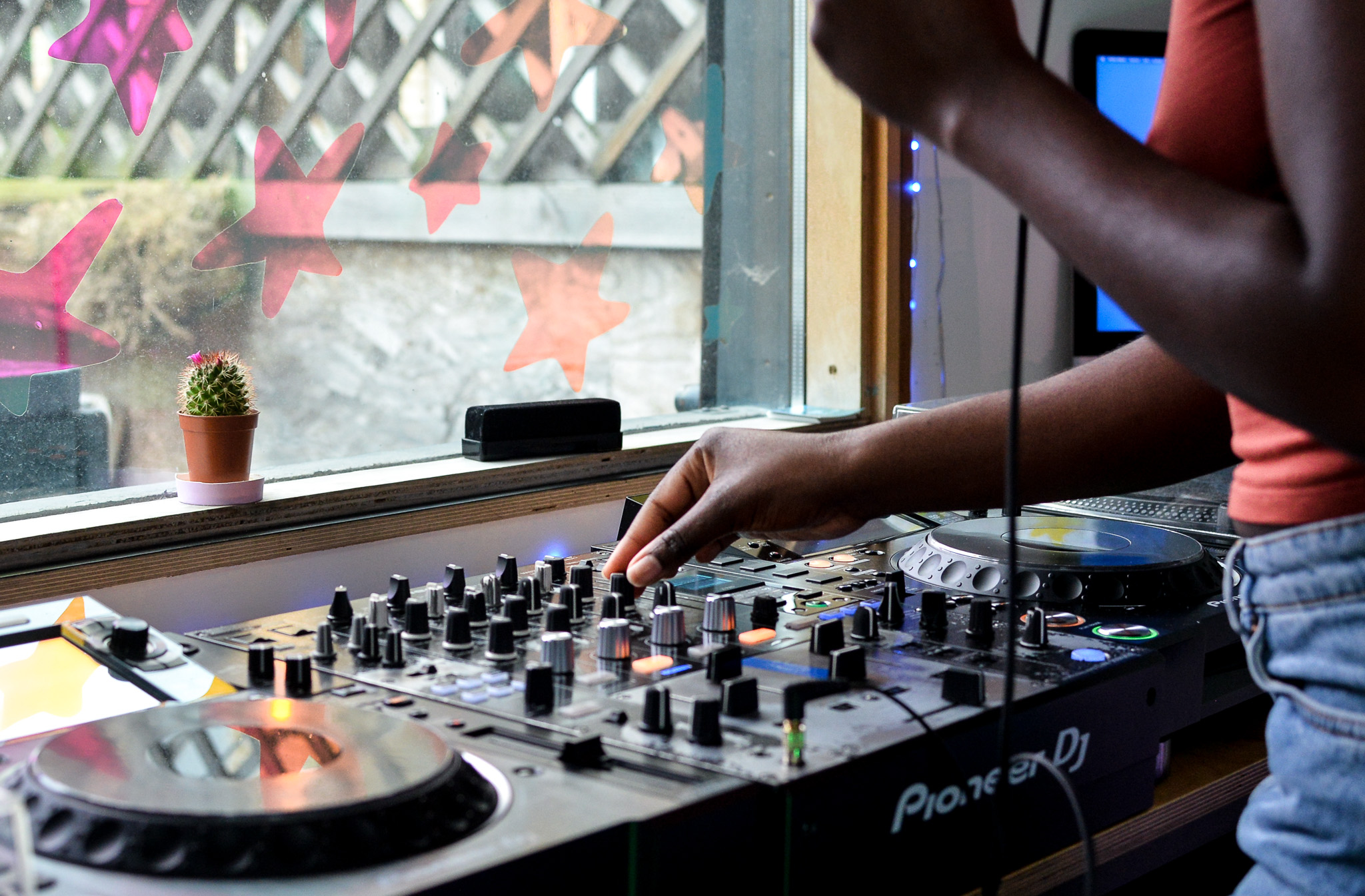 U mixážního pultu v Netilu se střídají mladí DJs i veteráni – lidé všeho věku, původ i genderu / Foto: Jolana Humpálová/Voxpot