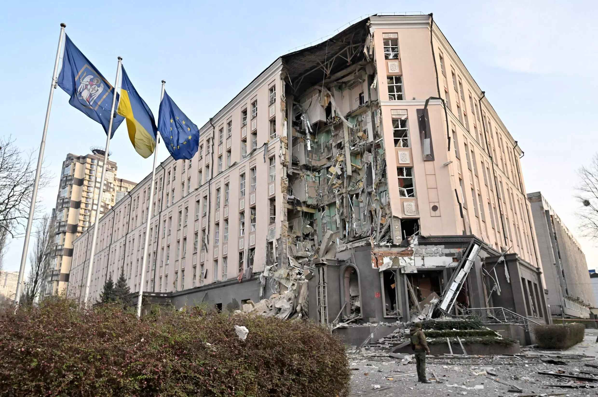 Budova hotelu v Kyjevě, zničená v důsledku jednoho z raketových útoků ruských ozbrojených sil, 31. prosince 2022 Sergej Supinskij / AFP / Scanpix / LETA