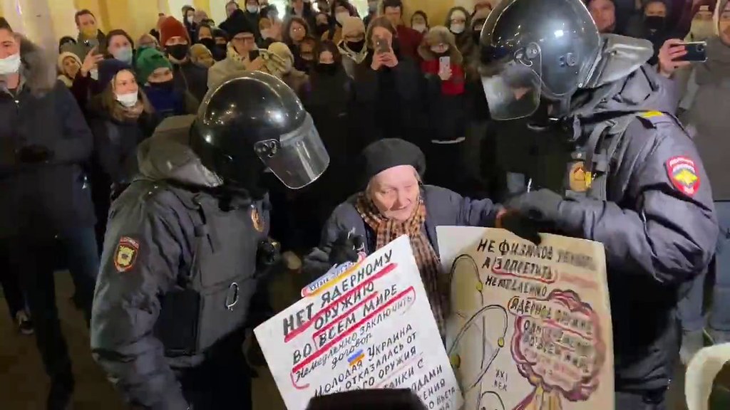 Žena protestuje proti jaderným zbraním, Flick