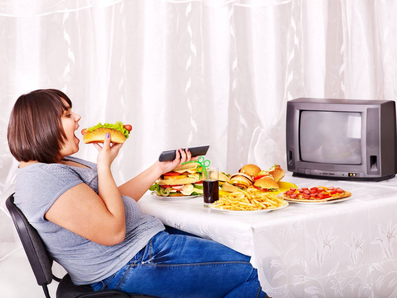 Постоянно смотрит телевизор. Женщина перед телевизором. Еда перед телевизором. Нда перед телевизором. Человек ест перед телевизором.