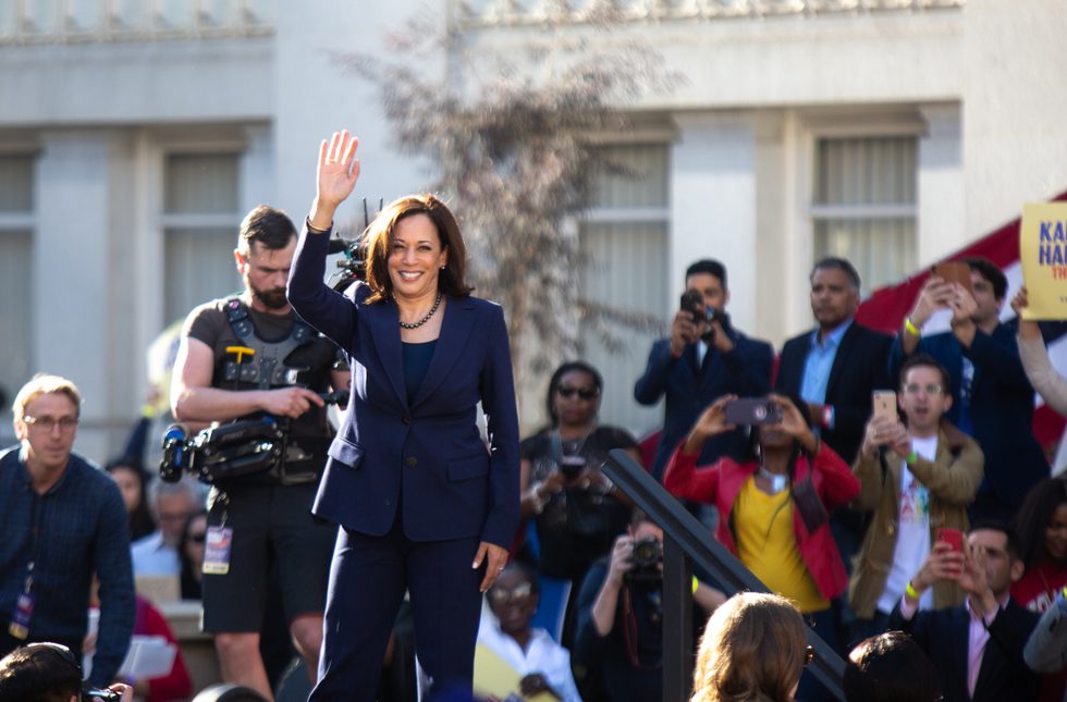 Kamala Harris mává davu po oznámení své kandidatury na prezidentku, Oakland 2019. Foto: Shutterstock