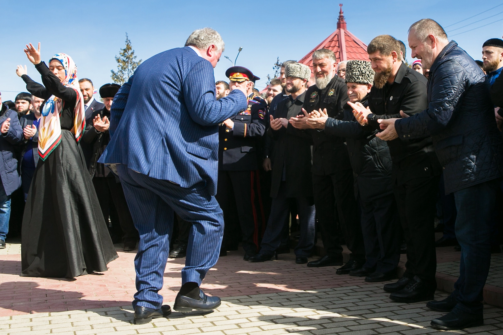Ramzan Kadyrov ukazuje a lidé tančí. Vládce Čečenska přijel k volební místnosti v rodném městečku. Foto: Majda Slámová/Voxpot