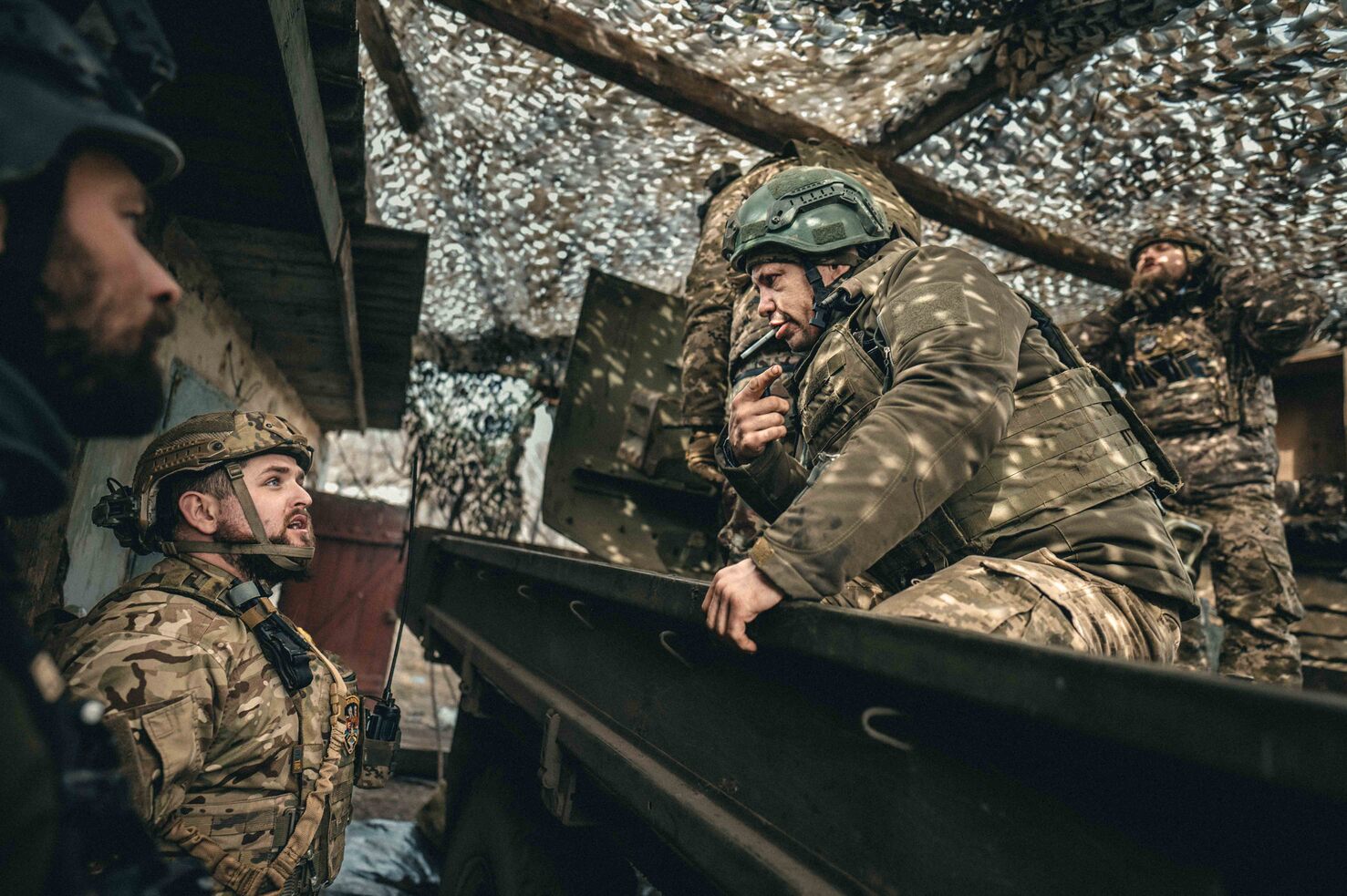 Starý Ural s kanónem na korbě projíždí zničenou vesnicí na palebnou pozici. Foto: Petr Chodura/Voxpot