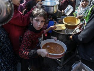 Palestinské charitativní organizace s evropskou podporou rozdávají potraviny vysídleným lidem ve školách ve městě Rafáh, 20. února 2024. Foto: Shutterstock