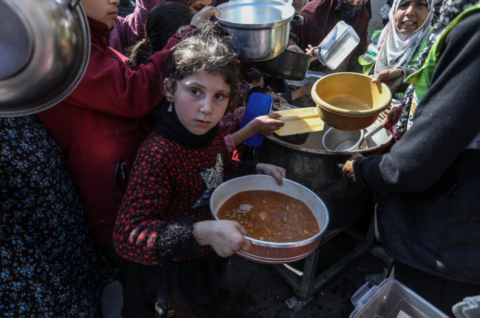 Palestinské charitativní organizace s evropskou podporou rozdávají potraviny vysídleným lidem ve školách ve městě Rafáh, 20. února 2024. Foto: Shutterstock