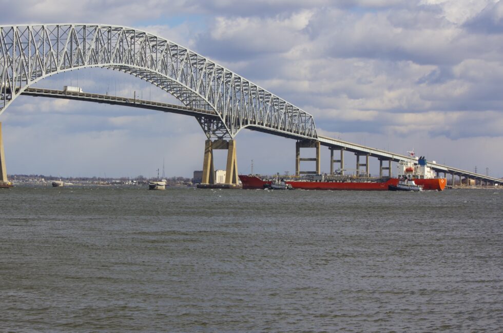 Tahače pomáhají tankeru blížícímu se k mostu Francise Scotta Keye v Baltimoru. Foto: Shutterstock