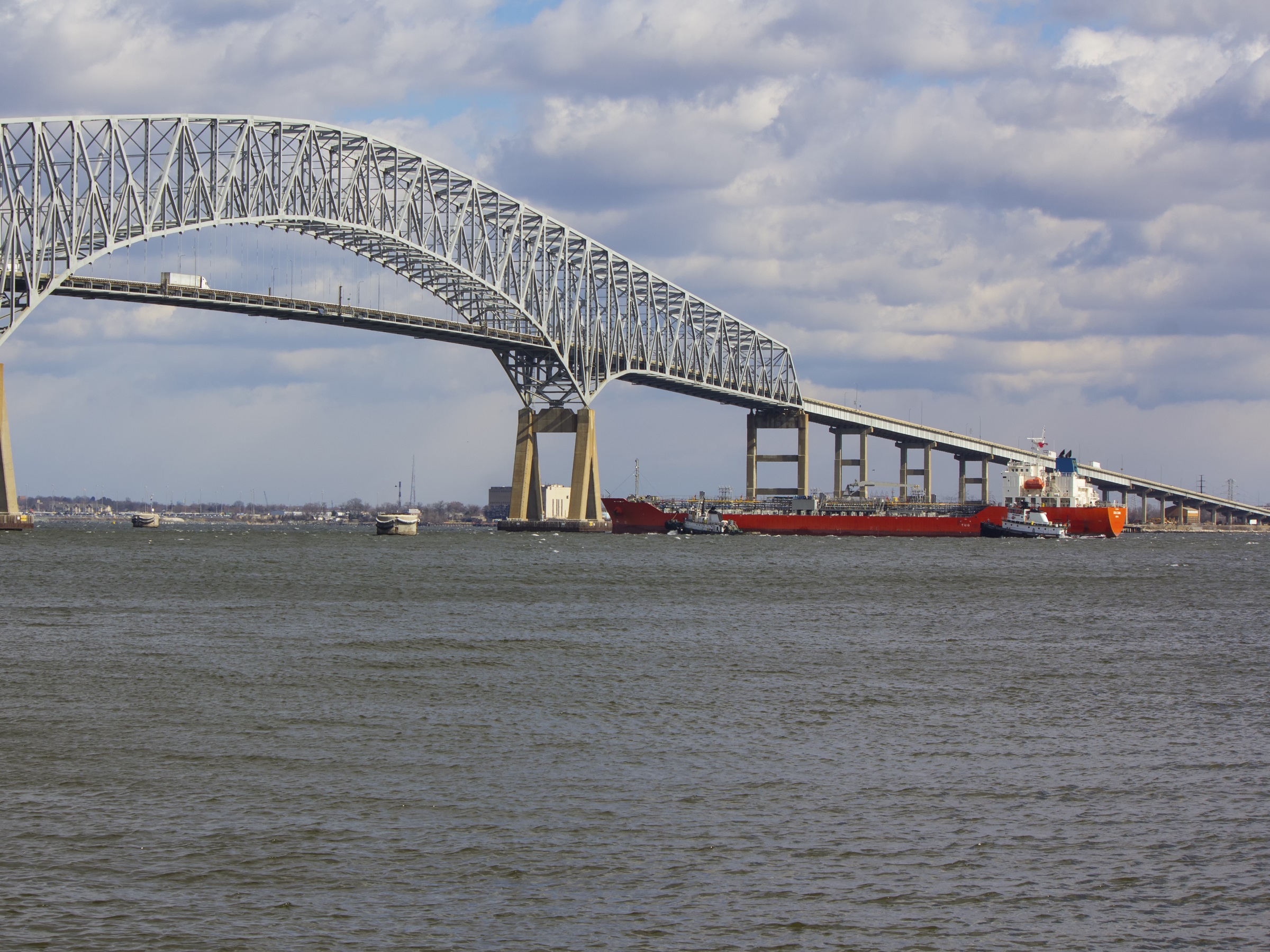 Tahače pomáhají tankeru blížícímu se k mostu Francise Scotta Keye v Baltimoru. Foto: Shutterstock
