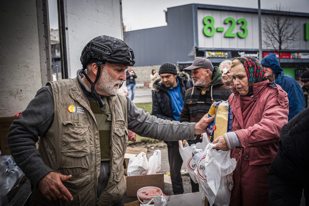 José Andrés rozdává jídlo lidem na Ukrajině Foto: World Central Kitchen/WCK.org