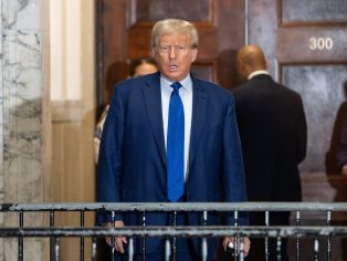 Bývalý prezident Donald Trump před druhým dnem výpovědi Michaela Cohena u soudu v New Yorku, 25. října 2023 Foto: Shutterstock