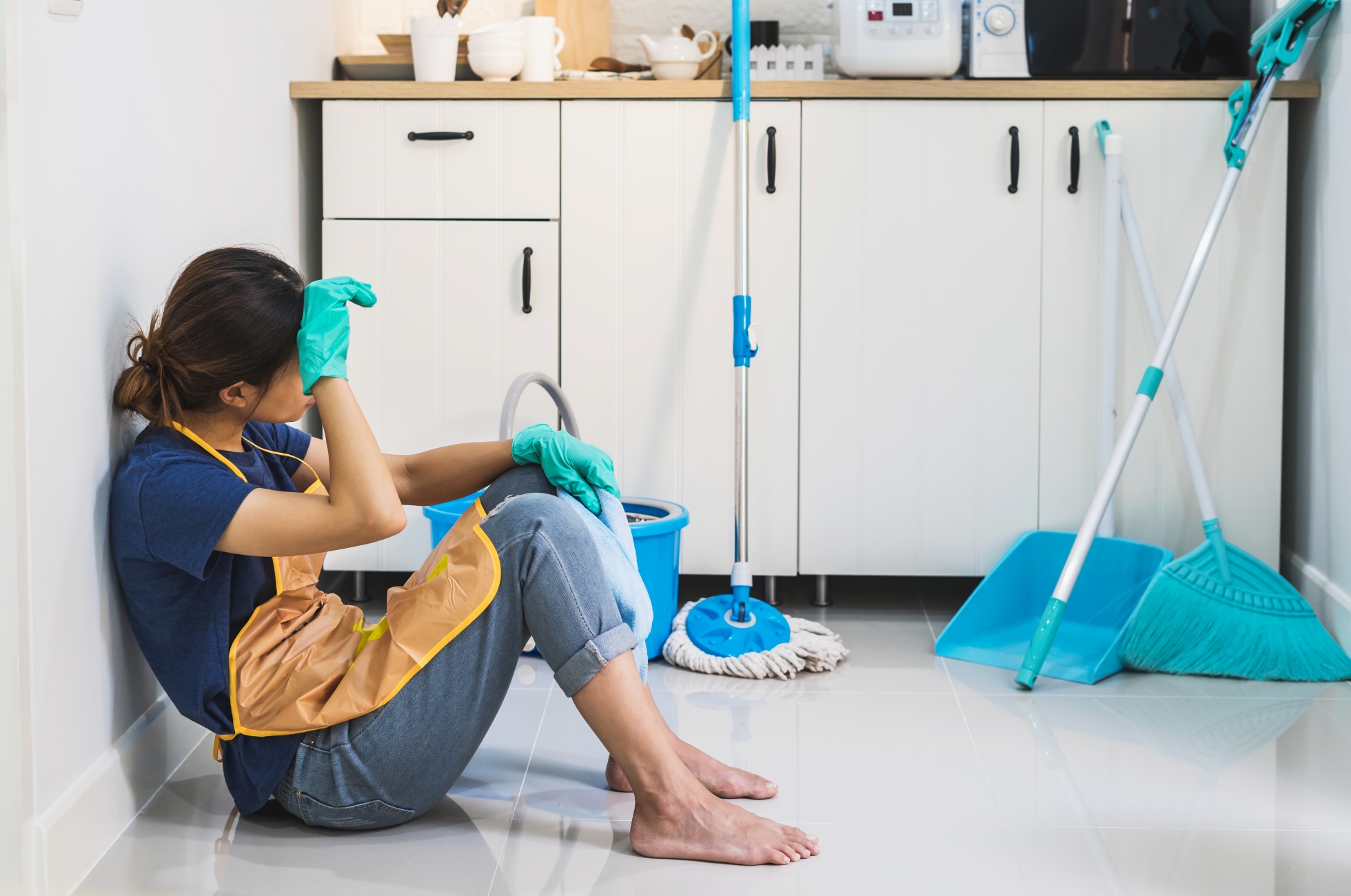 Yum cleaning. Уборка дома. Уборка устал. People doing the housework. Help with the housework.