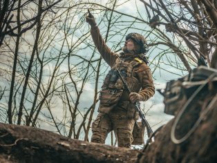 Klíčová lekce z fronty? Nikdy nespouštět oči z dronu | Foto: Petr Chodura / Voxpot