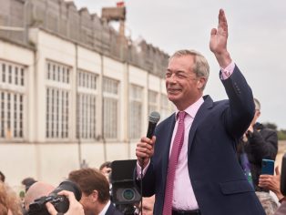 Nigel Farage zasévá strach z migrantů a sklízí volební úspěch | Foto: Martin Suker / Shutterstock