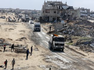 Nákladní vozy s humanitární pomocí v Gaze | Foto: Anas-Mohammed/Shutterstock