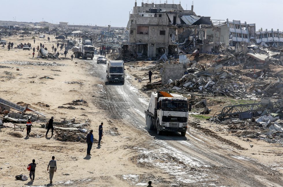 Nákladní vozy s humanitární pomocí v Gaze | Foto: Anas-Mohammed/Shutterstock
