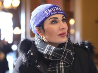 Laura Loomer nahradila americkému prezidentovi jeho oblíbený zdroj „informací“, kanál Fox News | Foto: Gage Skidmore / Flickr (CC BY-SA 2.0)