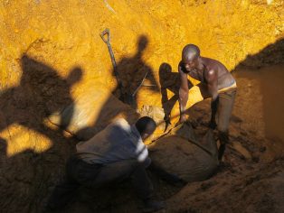 Těžba v africké Ugandě | Foto: Mehmet Ali Poyraz / Voxpot