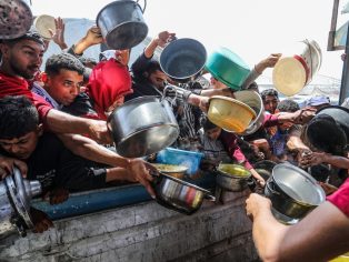 Palestinci v Gaze čekající na teplé jídlo | Foto: Shutterstock