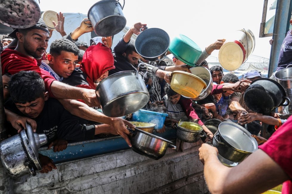 Palestinci v Gaze čekající na teplé jídlo | Foto: Shutterstock