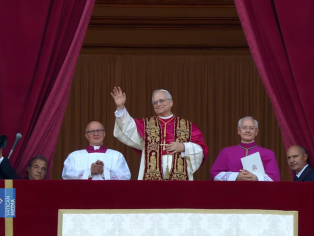 Papež Lev XIV. na balkoně baziliky sv. Petra | Zdroj: Vatican News / YouTube