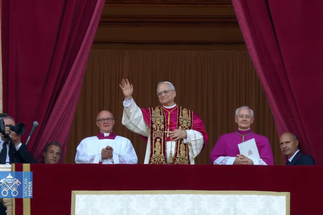 Papež Lev XIV. na balkoně baziliky sv. Petra | Zdroj: Vatican News / YouTube