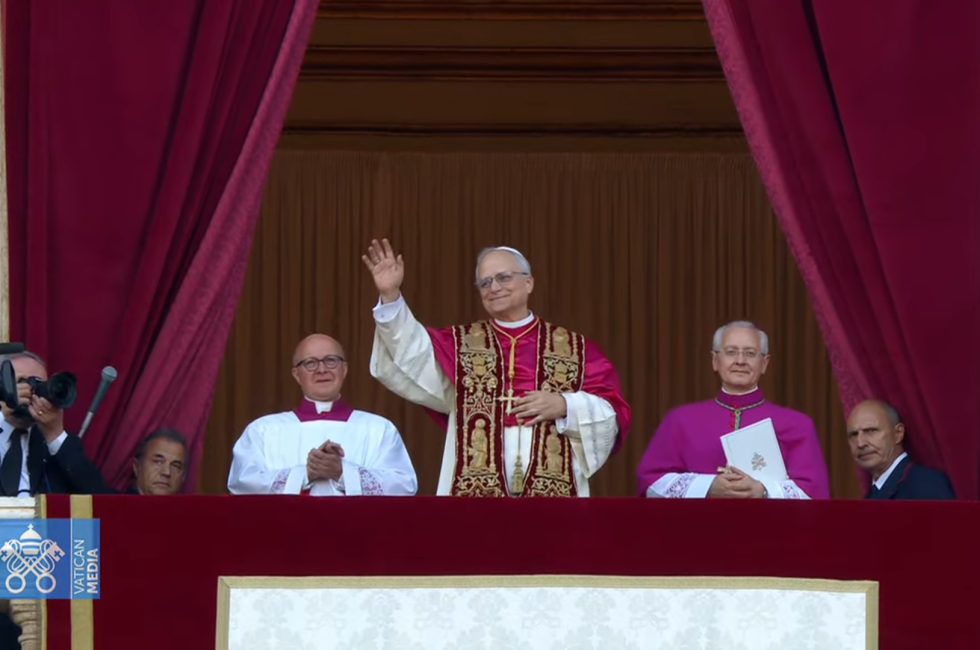 Papež Lev XIV. na balkoně baziliky sv. Petra | Zdroj: Vatican News / YouTube