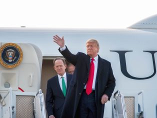 Donald Trump vystupuje z Air Force One | Foto: Evan El-Amin / Shutterstock