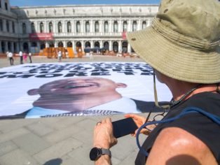 Transparent aktivistů v Benátkách | Foto: Michele Lapini / Greenpeace