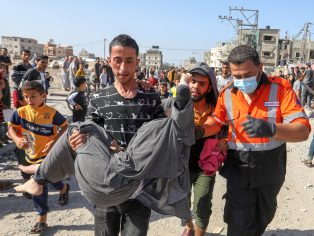 Palestinci odnášejí zraněné v Rafahu | Foto: Anas-Mohammed / Shutterstock