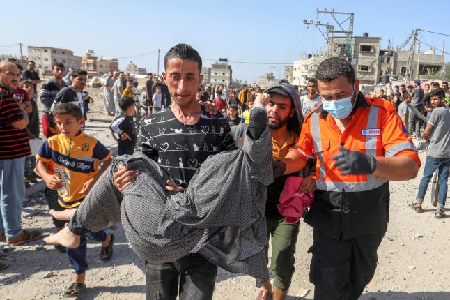 Palestinci odnášejí zraněné v Rafahu | Foto: Anas-Mohammed / Shutterstock