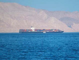 Ropný tanker u íránského pobřeží v Hormuzském průlivu | Foto: Shutterstock
