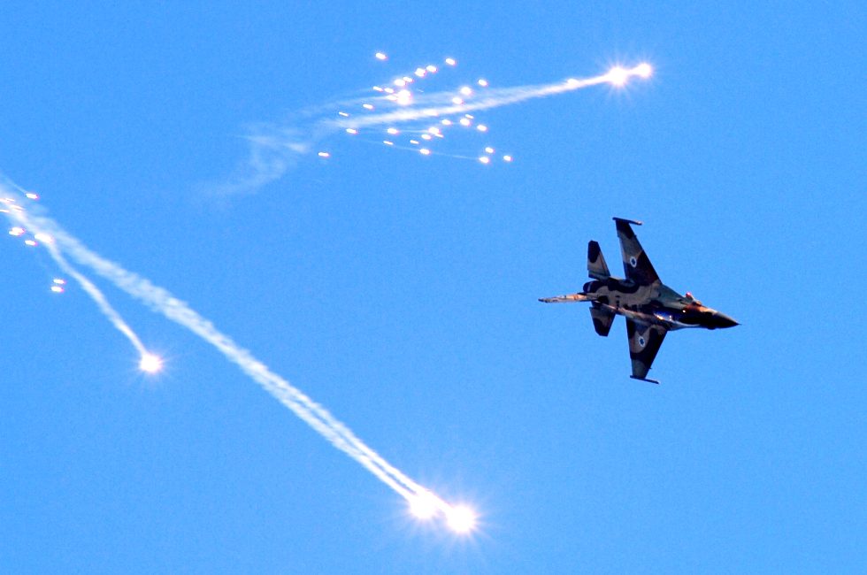 Izraelský stíhací letoun F-16 | Foto: Shutterstock