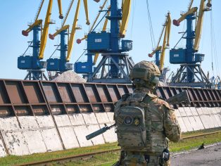 Ruský voják v mariupolském přístavu | Foto: Jurij Malcev / Shutterstock