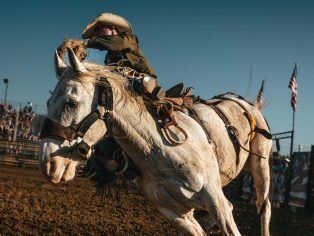 Americké rodeo se neomezuje jen na splašené býky | Foto: Petr Chodura / Voxpot