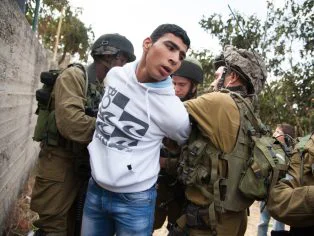 Izraelští vojáci zatýkají Palestince za filmování konfrontace mezi osadníky, vojáky a palestinskými zemědělci v roce 2012 | Foto: Shutterstock