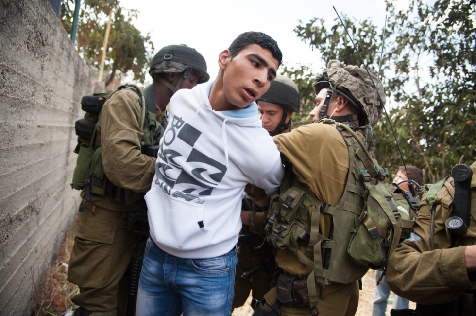Izraelští vojáci zatýkají Palestince za filmování konfrontace mezi osadníky, vojáky a palestinskými zemědělci v roce 2012 | Foto: Shutterstock