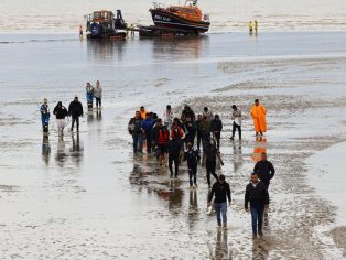 Migranti zachránění z moře u britského Kentu | Foto: Shutterstock