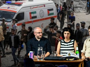 Daniel Prokop, Mona Khademi a Jakub Záhora v debatě s Jolanou Humpálovou | Foto: Voxpot