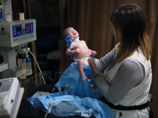 Porodní asistentka v Násirově nemocnici v Chán Júnis | Foto: Mariam Abu Dagga / Lékaři bez hranic