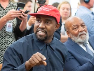 Kanye West v kšiltovce podporující Donalda Trumpa | Foto: Consolidated News Photos / Shutterstock