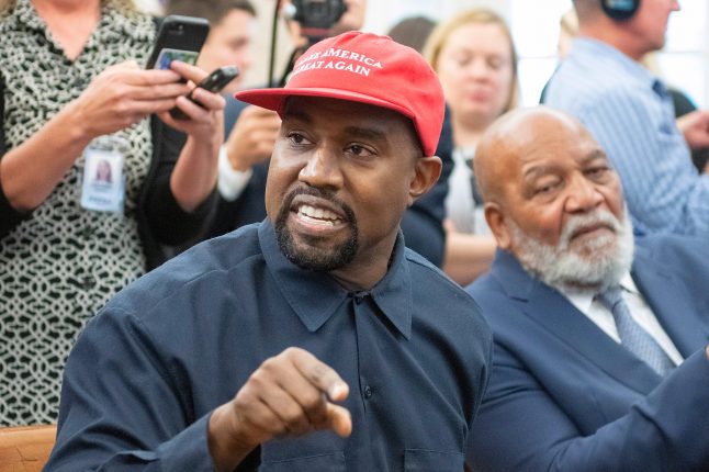 Kanye West v kšiltovce podporující Donalda Trumpa | Foto: Consolidated News Photos / Shutterstock