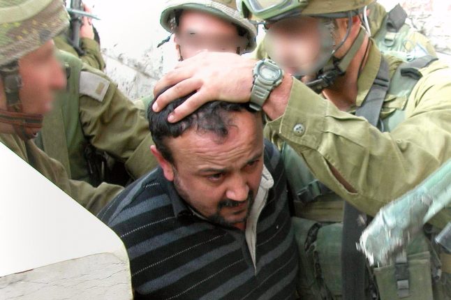 Marwán Barghútí zatčený izraelskými vojáky v roce 2002 | Foto: IDF Spokesperson's Unit / Wikimedia Commons (CC BY-SA 3.0)