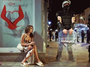Cigareta po srpnové demonstraci v Čačaku | Foto: Dejan Krsmanovic / Shutterstock