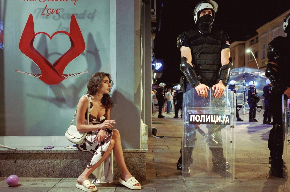 Cigareta po srpnové demonstraci v Čačaku | Foto: Dejan Krsmanovic / Shutterstock