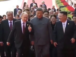 Světoví státníci na vojenské přehlídce v Pekingu | Foto: Čínská ústřední televize