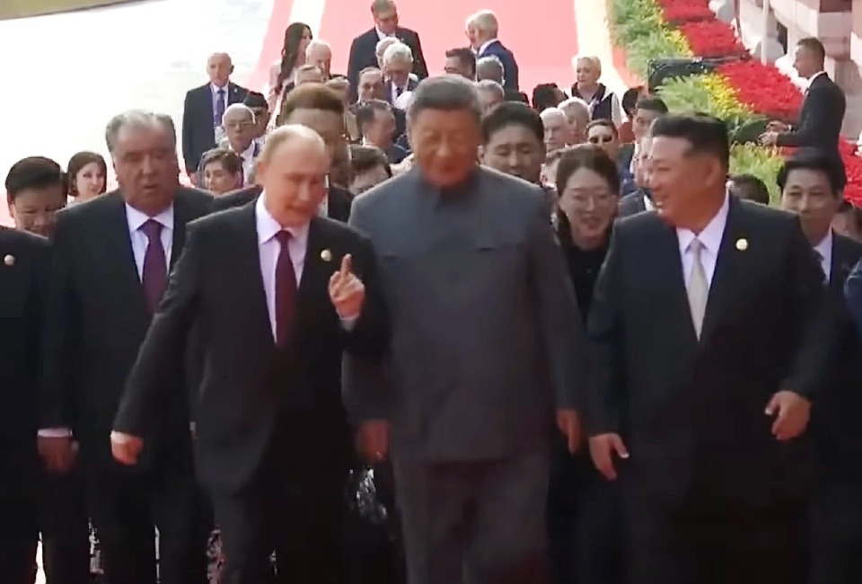 Světoví státníci na vojenské přehlídce v Pekingu | Foto: Čínská ústřední televize