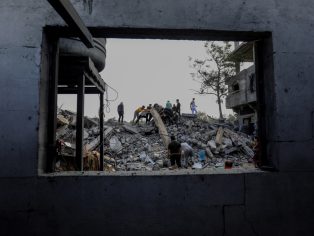 Palestinci prohledávají trosky po izraelském bombardování | Ilustrační foto: Shutterstock