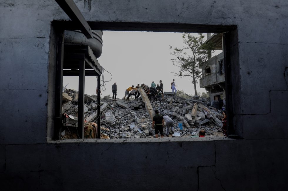 Palestinci prohledávají trosky po izraelském bombardování | Ilustrační foto: Shutterstock