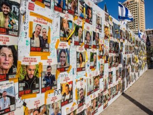 Pohled na náměstí v Tel Avivu s plakáty izraelských rukojmích | Foto: Shutterstock